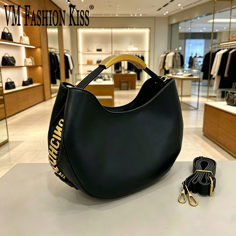 Luxury Bags Online - Halvemaanvormige dames handtas met gouden letter,