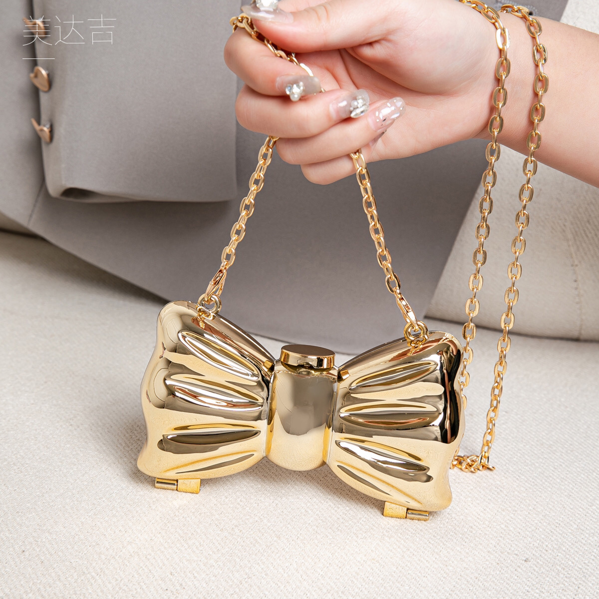 Glanzende gouden metalen strik - Luxury Bags Gold recensie en prijs